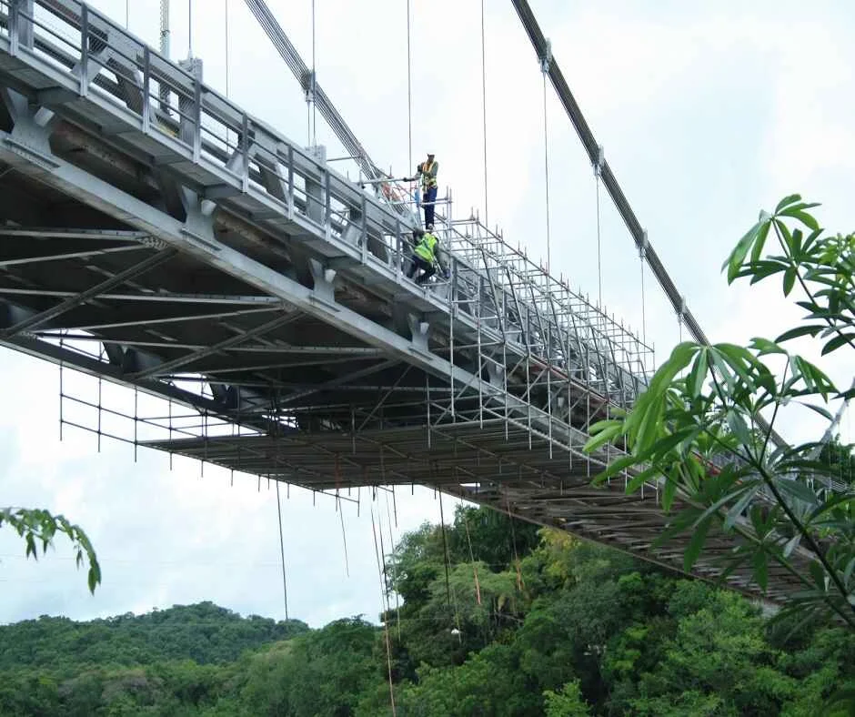 Montaje andamios colgantes en puente