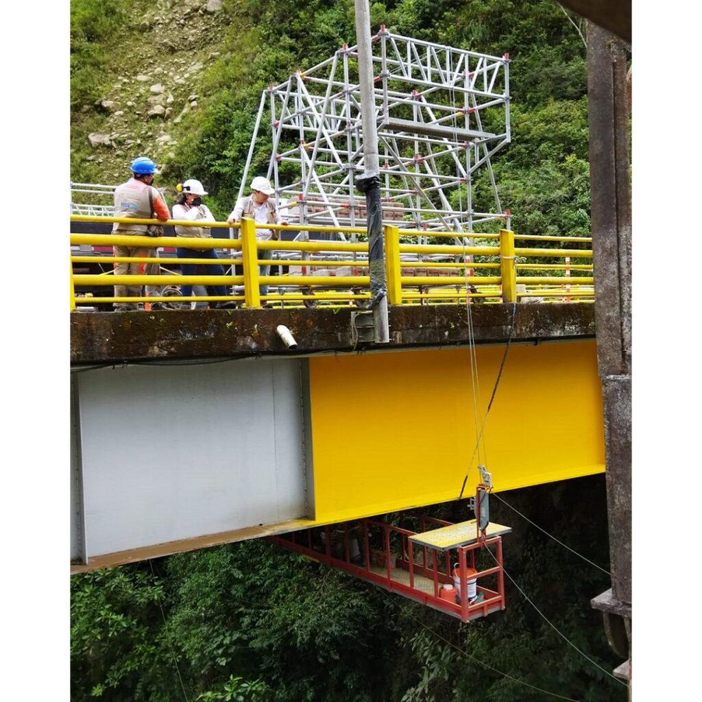 Vista de andamio colgante sujetado por andamio sobre puente superior.