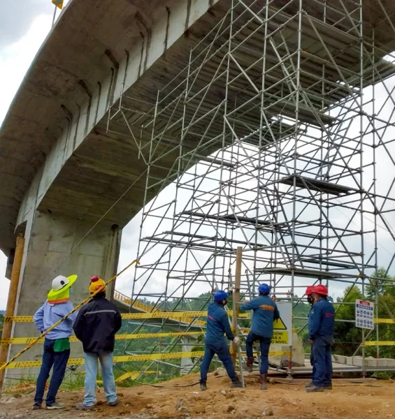 Alquiler de andamios certificados en Bogotá para obras y trabajos en altura